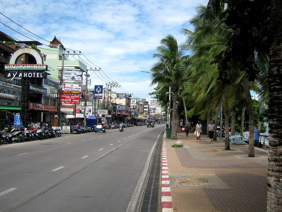 Photo: Beach Road in Pattaya by day, palms along the promenade on the right and hotels and shops on the left