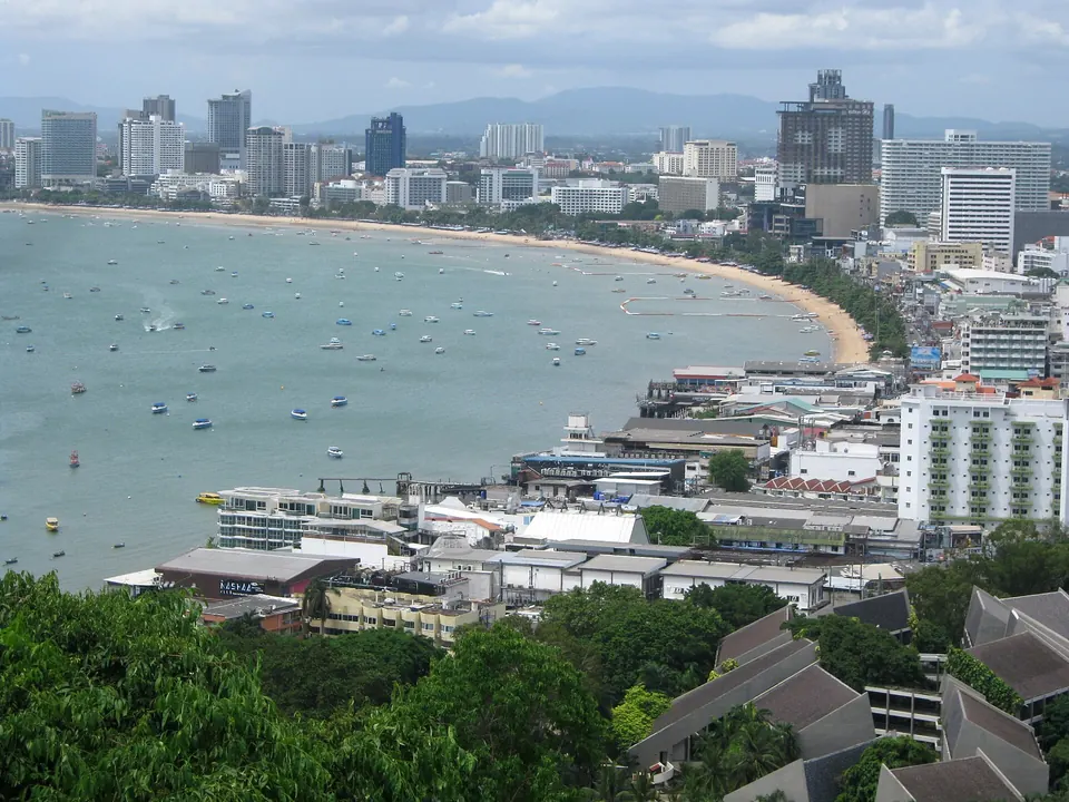 Photo: Pattaya Bay seen from the Pratumnak hill, boats on the water and the town along the curve of the beach
